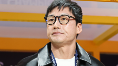 광주 이정효 감독, 오후성 향해 그라운드로 뛰어들어 '밀치기 행동' 논란